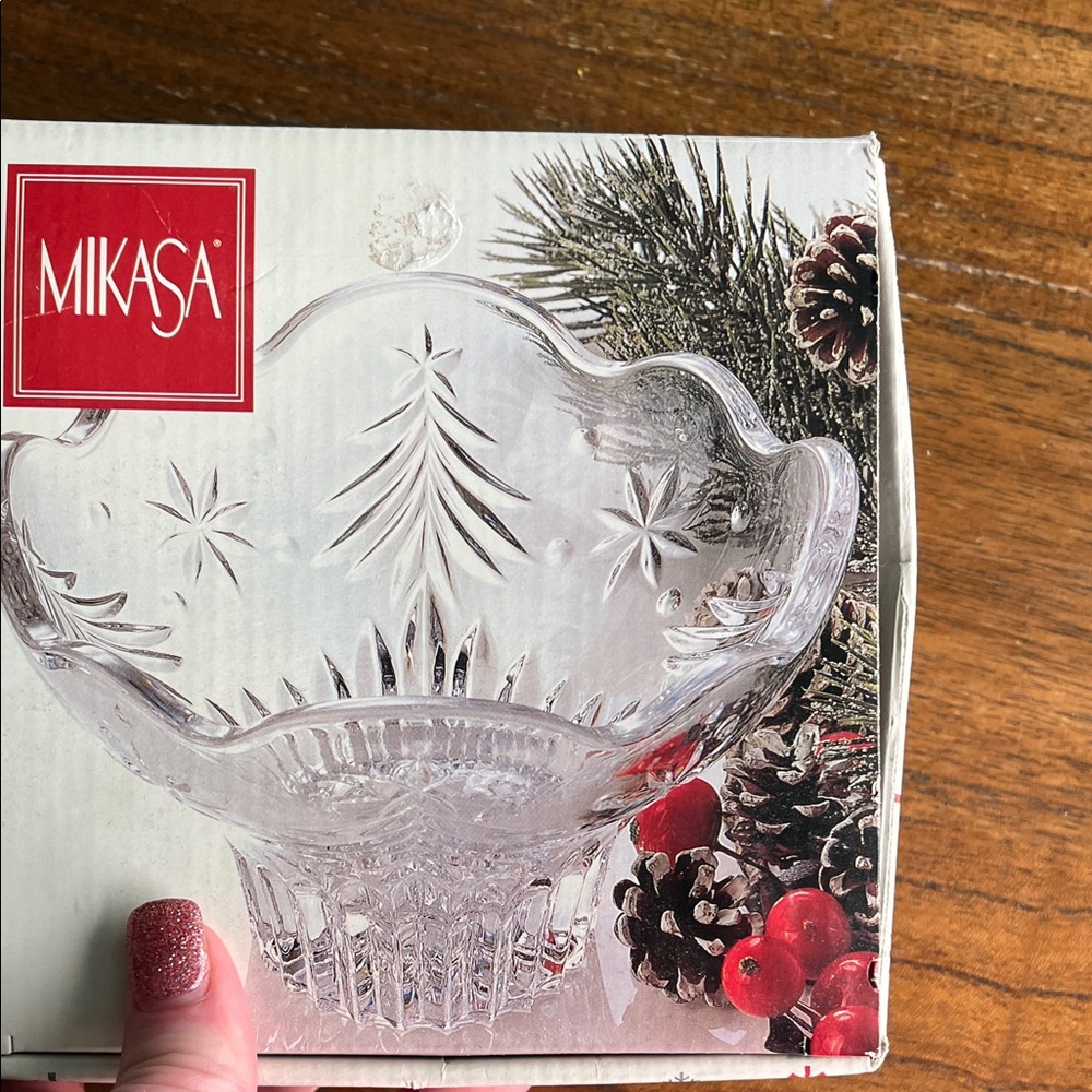 Mikasa Crystal Holiday Bowl with Festive Design